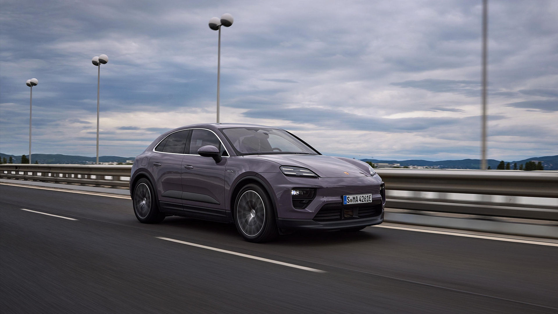 ilk elektrikli porsche yeni macan suv